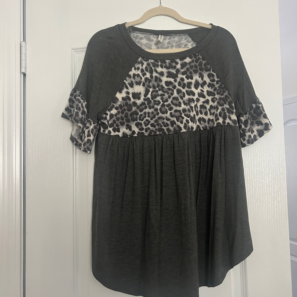 Emerald Gray and Leopard Print Short Sleeve Top Size M NWOT